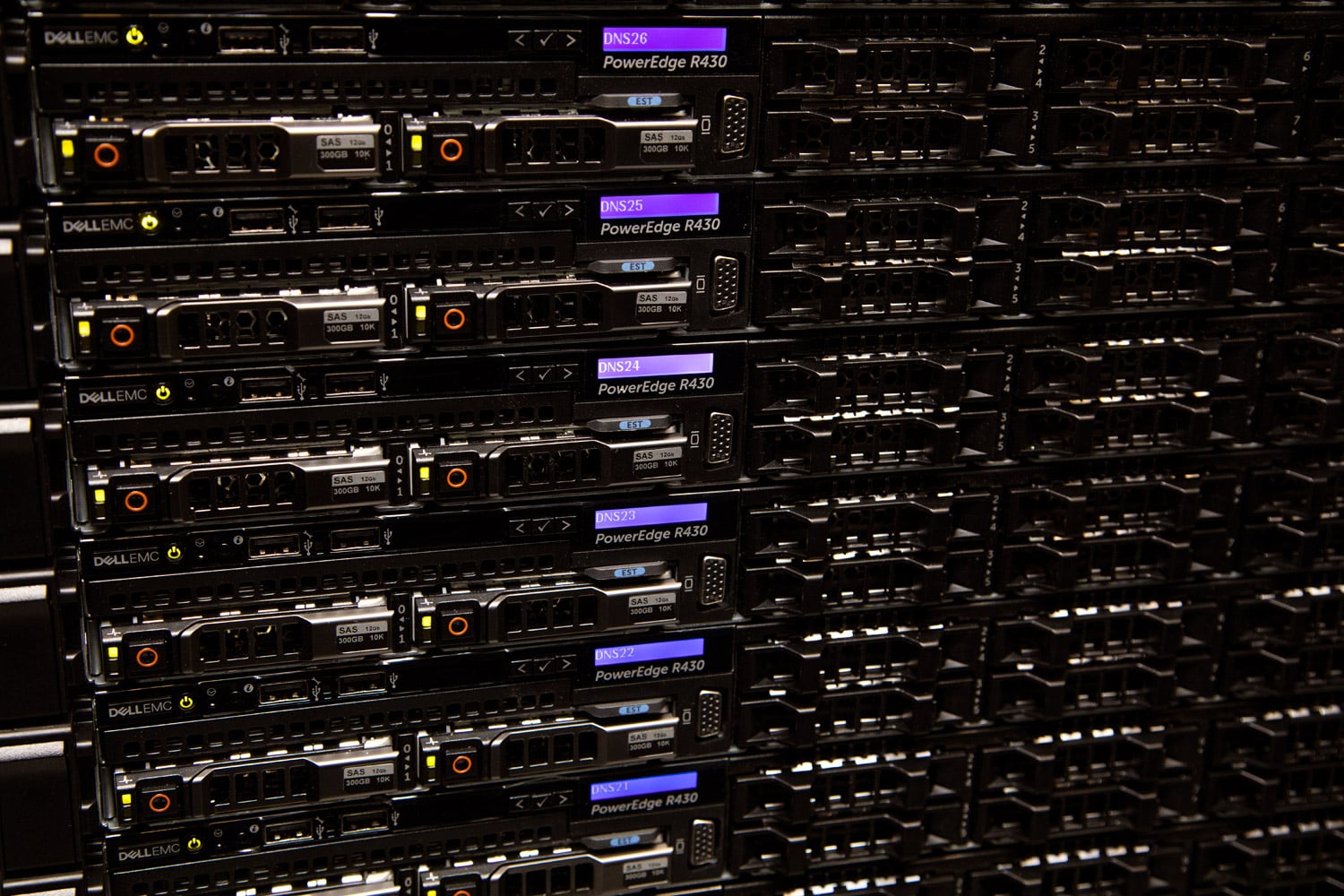 100GE DNS stack, servery ze studené uličky.