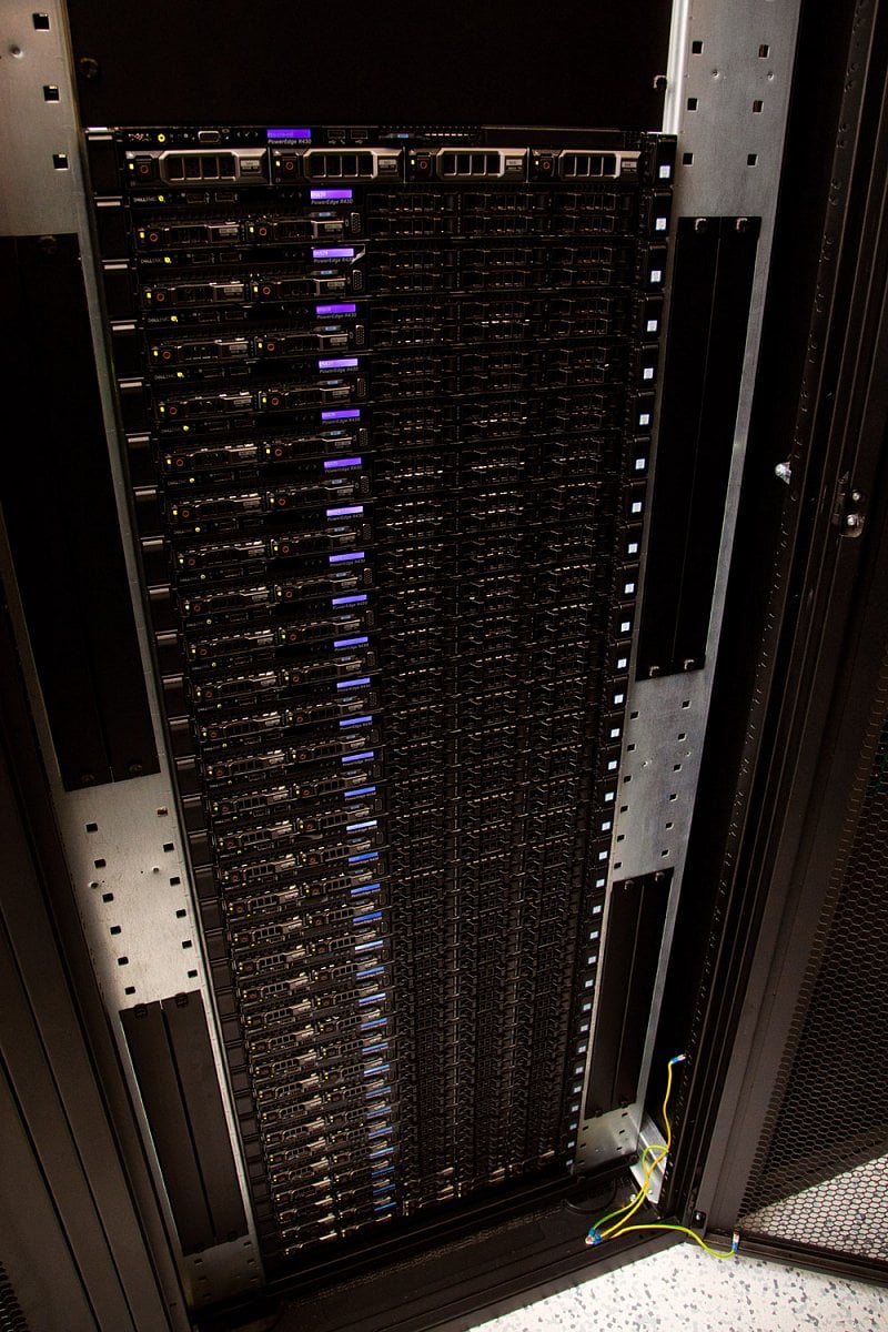 100GE DNS stack, servery ze studené uličky.