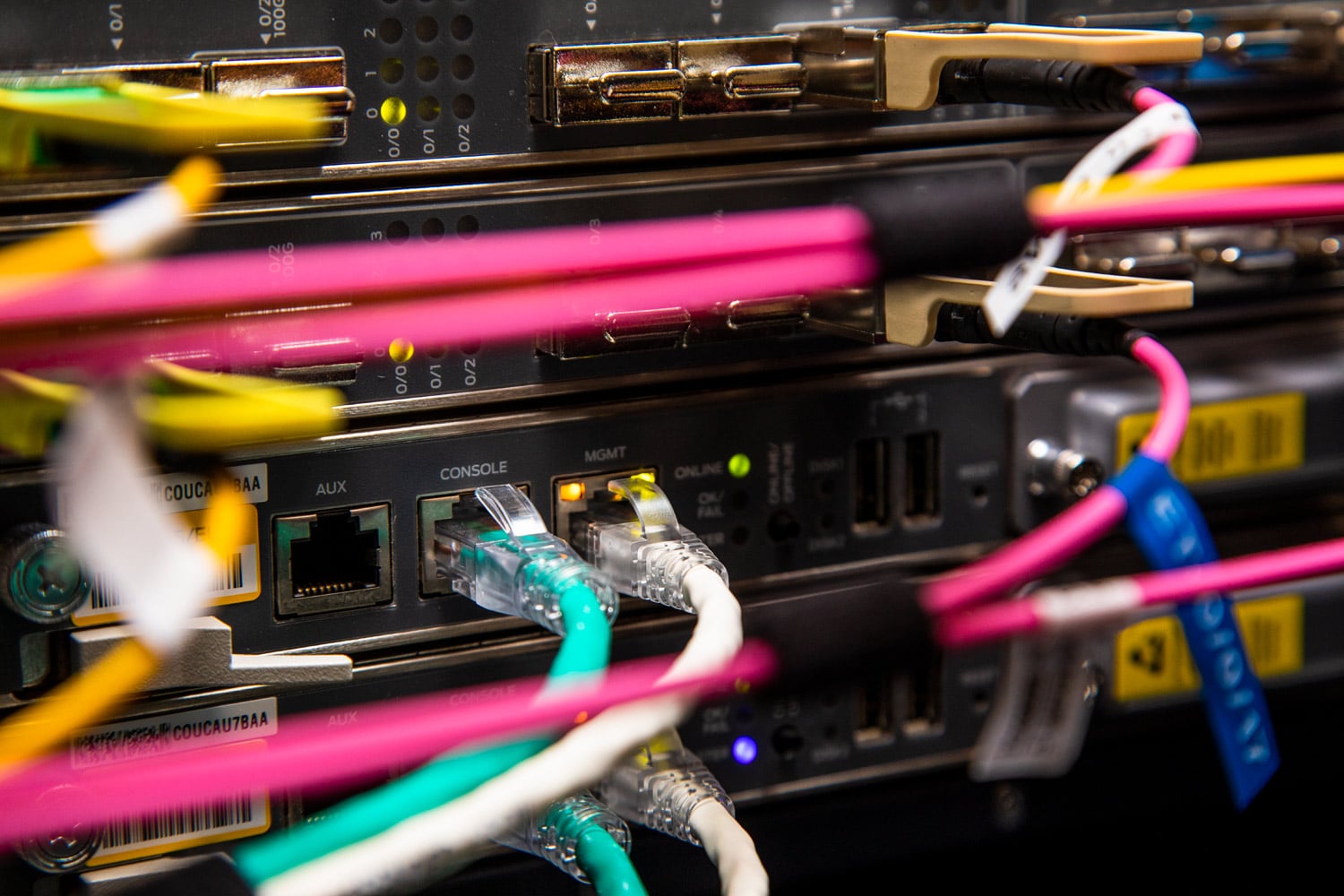 Páteřní router ze studené uličky, detail.