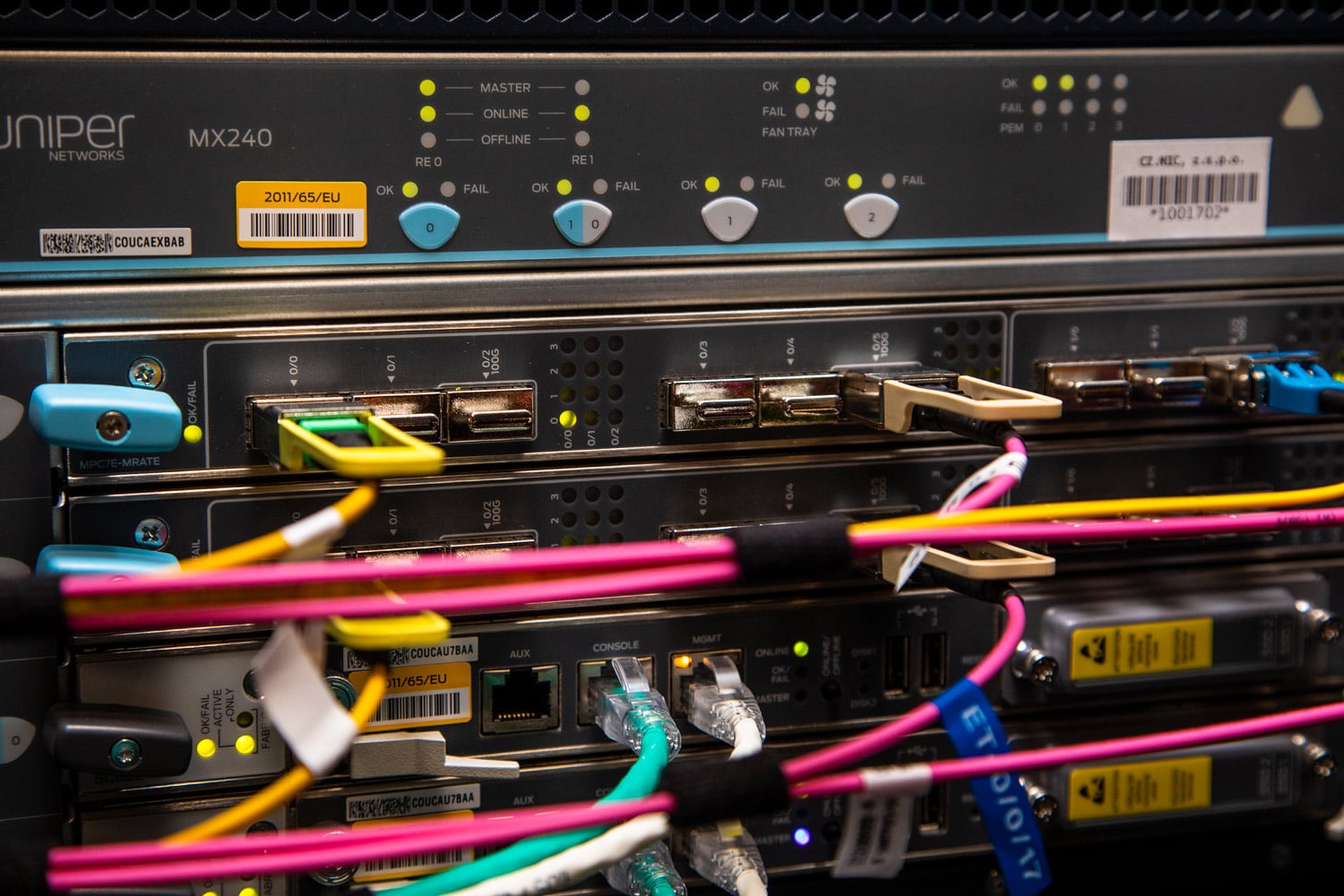 Páteřní router ze studené uličky, detail.