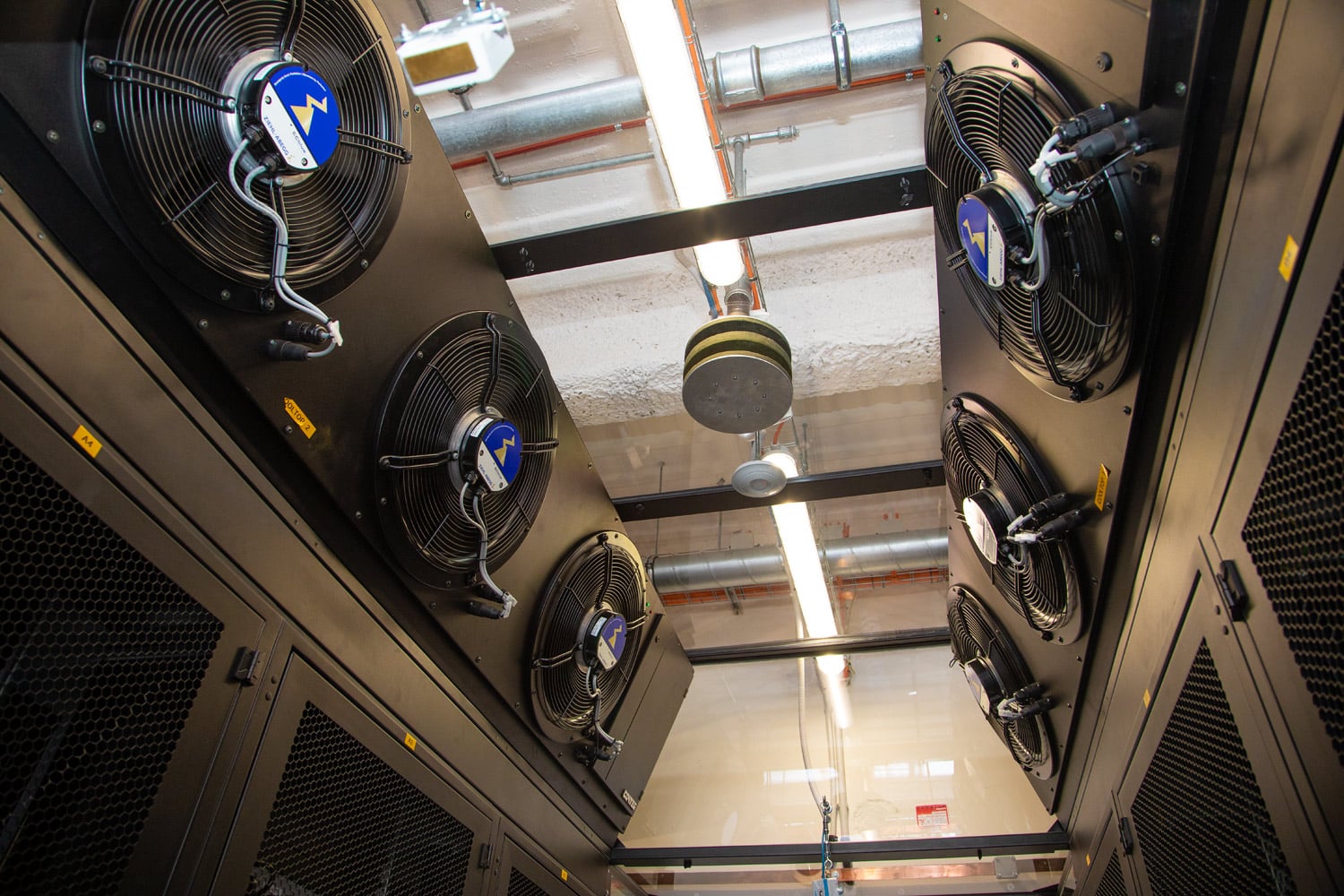 Ventilátory klimatizačních jednotek, zastřešení studené uličky, detektor kouře a ventil pro automatický hasicí systém.