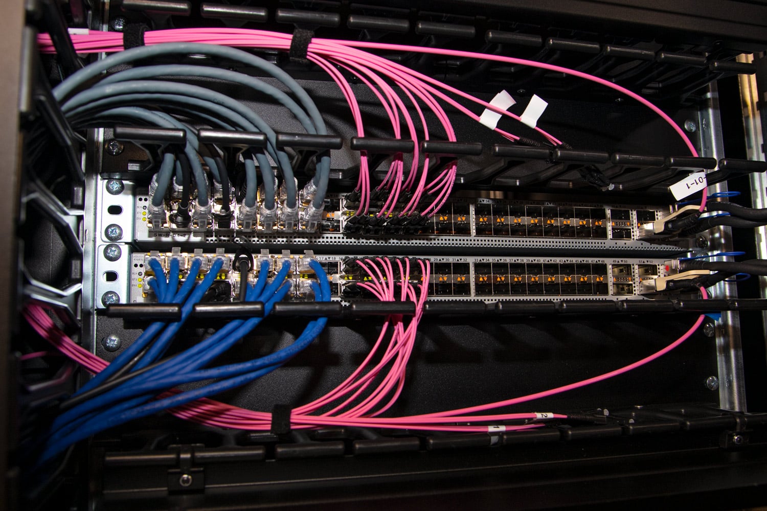 Dvojice access switchů.