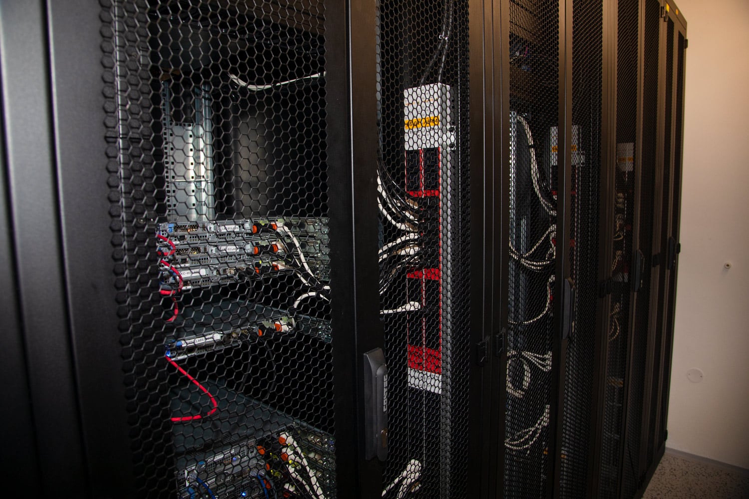 Pohled na teplou uličku, racky v řadě B.