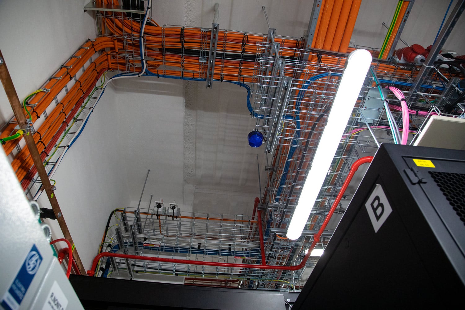 Modrá signalizace dlouho otevřených dveří do studené uličky.