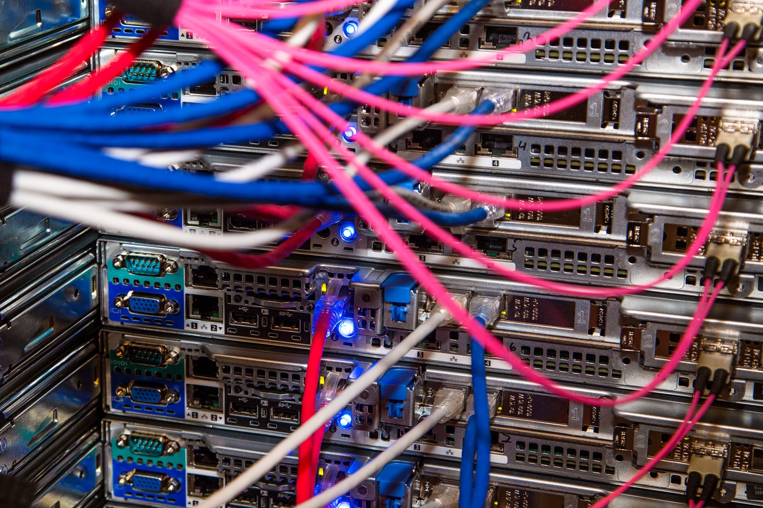 100GE DNS stack, servery z teplé uličky.