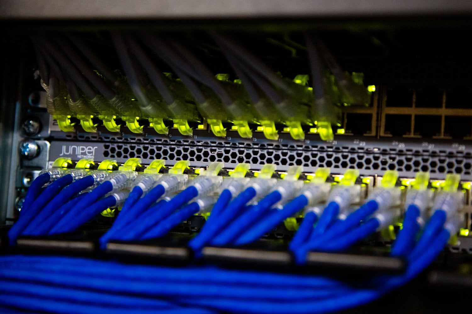 100GE DNS stack, access switche pro správu celého stacku