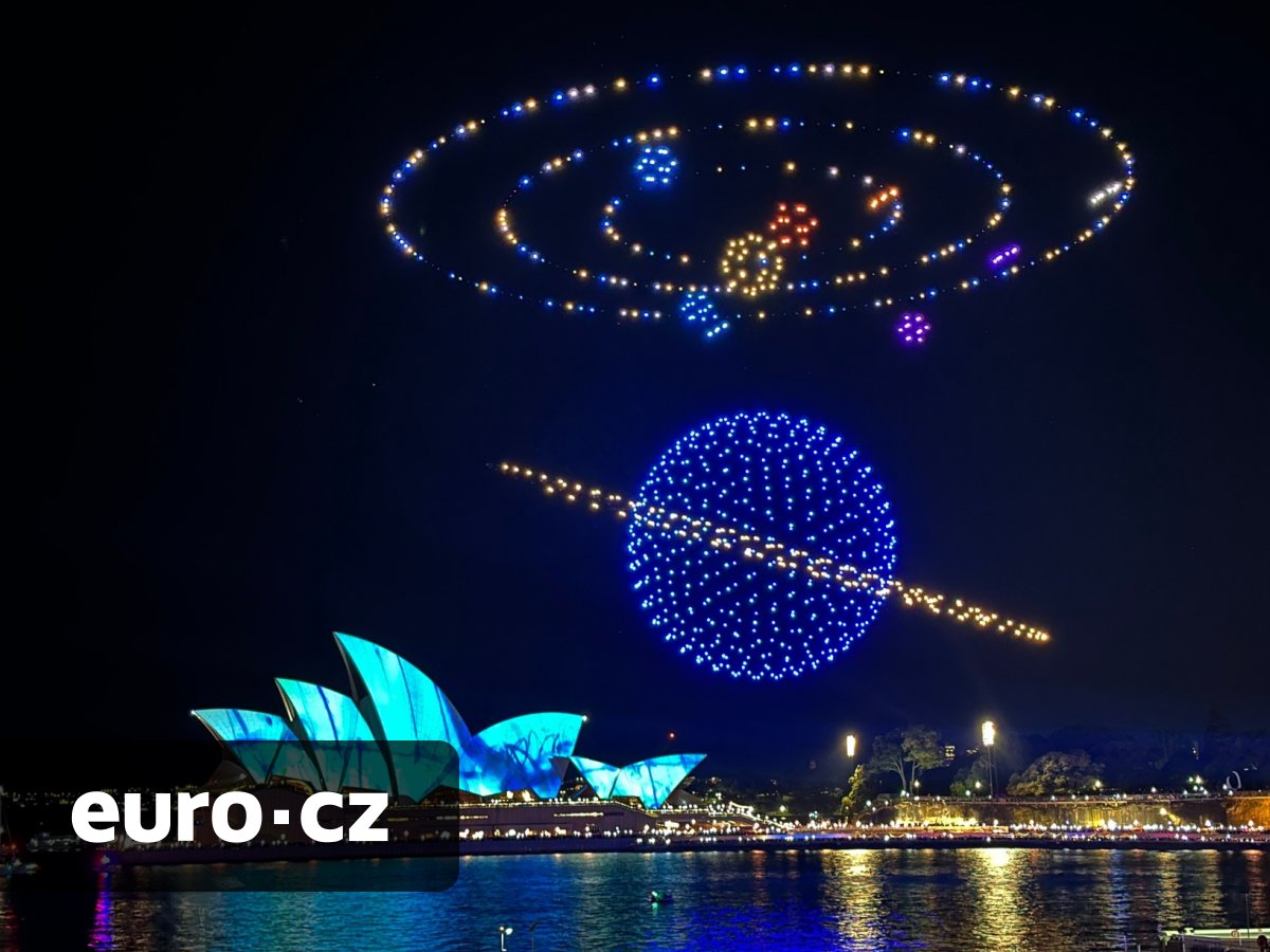 Nebeské divadlo bez limitů. Světelné show dobývají festivaly, svatby i firemní akce. Nahradí drony ohňostroje nadobro?