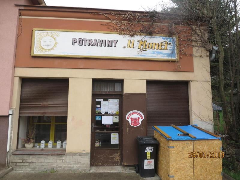 Potraviny poškozené škůdci. Výrazně zanedbaný úklid a výrazné znečištění všech prostor, nečistoty na stěnách, podlaze, regálech či zařízeních. Nevhodně skladované potraviny.
