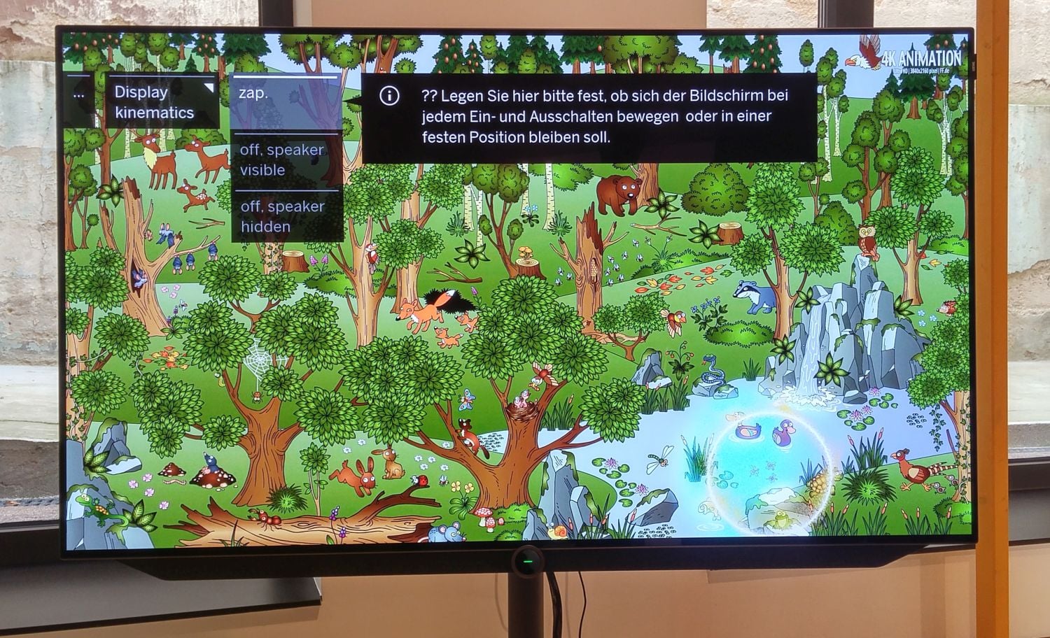 Vysouvání obrazovky. V této podobě je zvuková lišta odkryta, což ale není příliš dobře vidět. Jak ale vidět je, překlad menu není ještě dokončen.