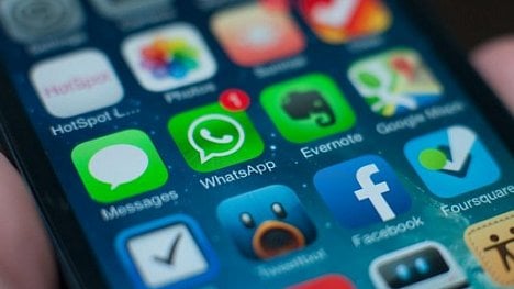 Náhledový obrázek - Indičtí studenti proti Facebooku. Sdílení dat s WhatsApp prý porušuje práva uživatelů