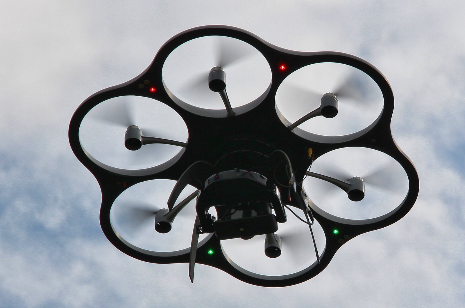 E.ON, UpVision a monitoring elektrických sítí pomocí dronů. Dron Aibotix.