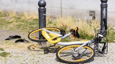 Náhledový obrázek - Prodat, nebo sešrotovat: firma Obike zkrachovala, zbyly po ní tisíce kol