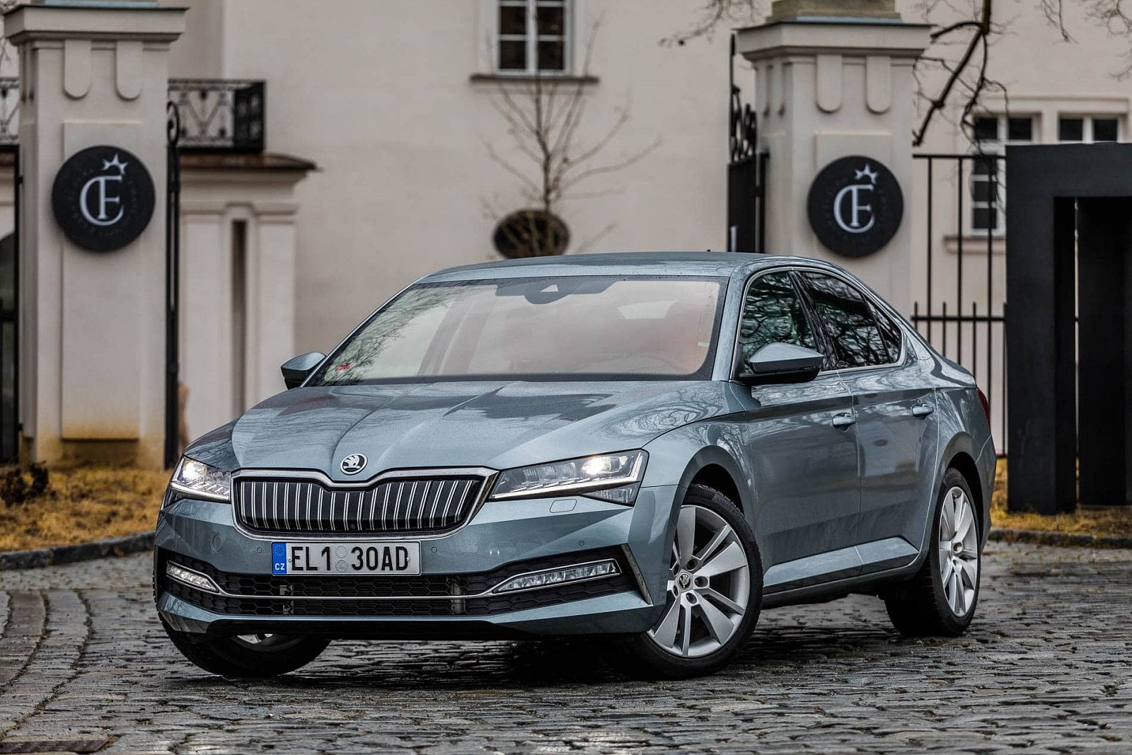 2020-05-skoda-superb-iv-vs-passat-gte-17.jpg