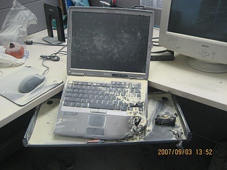 Když notebook hoří, rozhodně s ním nehýbejte. Tak zní doporučení odborníků. Rozhodně prý nechcete, aby vám při přenášení chytlo i něco jiného (včetně vás).