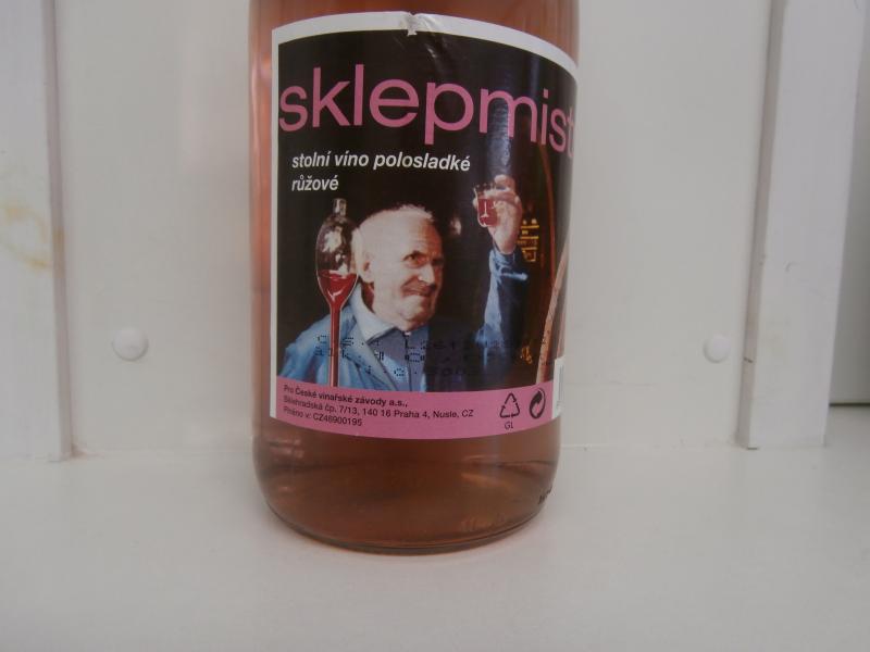 Údajný Sklepmistr: nevyhovující parametry - přídavek vody, vzhled, vůně, chuť...
Prodejci chyběly doklady k výrobku. Do vína byla přidána voda a plavaly v něm nečistoty. Vůně a chuť vína byly po nežádoucích biologických procesech.
