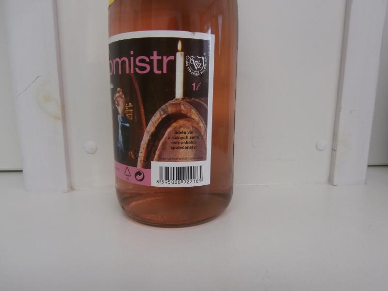 Údajný Sklepmistr: nevyhovující parametry - přídavek vody, vzhled, vůně, chuť...
Prodejci chyběly doklady k výrobku. Do vína byla přidána voda a plavaly v něm nečistoty. Vůně a chuť vína byly po nežádoucích biologických procesech.
