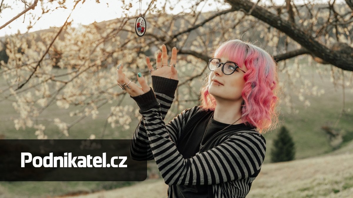 Jehla, bavlnka a hodiny práce. Nikola tvoří originální šperky, které lidé milují