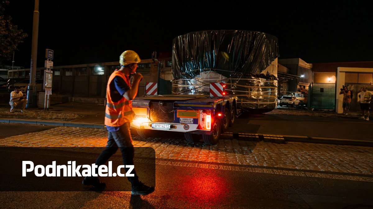 Pivovar v Plzni si pořídil obří náduvníky. Musí je přepravovat v noci