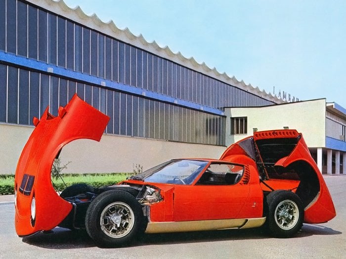 Autor: Lamborghini Ostře červený prototyp Miury P 400 před budovou továrny Lamborghini