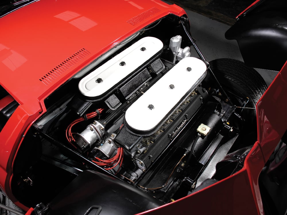 Téměř čtyřlitrový vidlicový dvanáctiválec se nachází příčně před zadní nápravou a v prvním provedení supersportu dává 350 koní