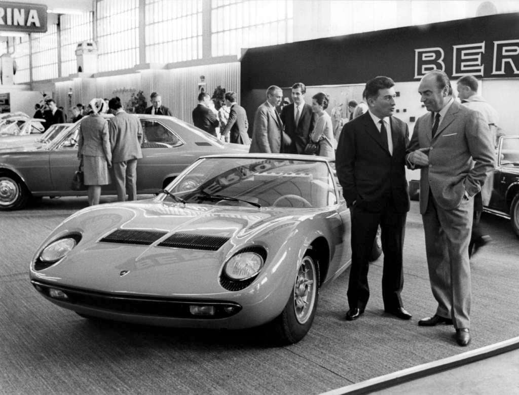 Schůzka velikánů: nad hotovou Miurou v expozici ženevského autosalónu 1966 debatují Ferruccio Lamborghini (vlevo) a Giuseppe „Nuccio“ Bertone. Je zajímavé, že se exotický supersport představil v expozici studia Bertone, nikoliv továrny Lamborghini!