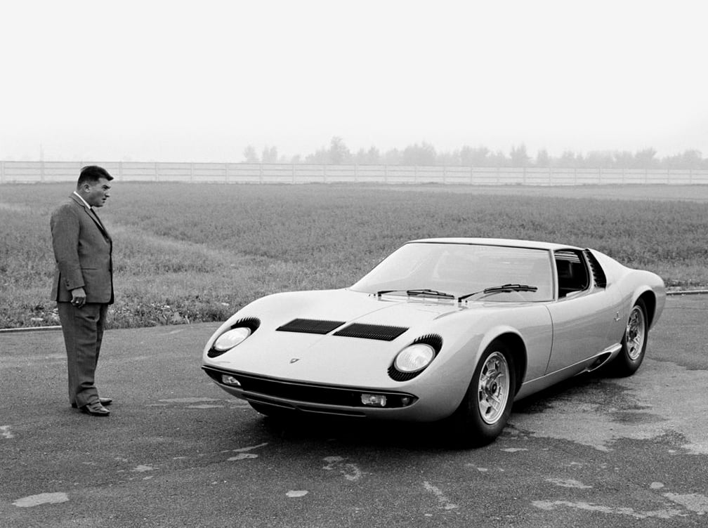 Ferruccio Lamborghini vedle své nejnovější kreace, pojmenované podle proslulého chovatele bojových plemen býků do španělské corridy
