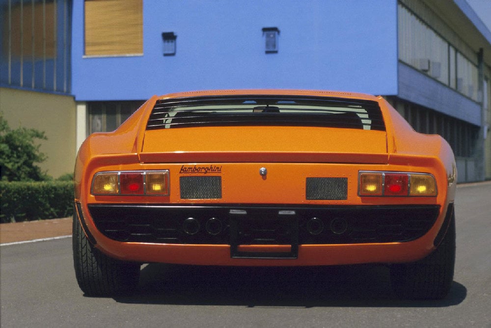 Jednoduchá záď vyzařuje dynamiku a svalnaté pojetí designu, odpovídající špičkovým parametrům vozidla