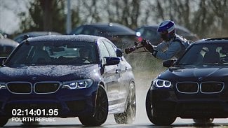 Náhledový obrázek - BMW M5 muselo během rekordního 374 km dlouhého driftu 5x tankovat. Za jízdy