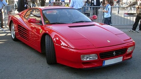 Náhledový obrázek - Výrobce hraček připravil Ferrari o značku Testarossa