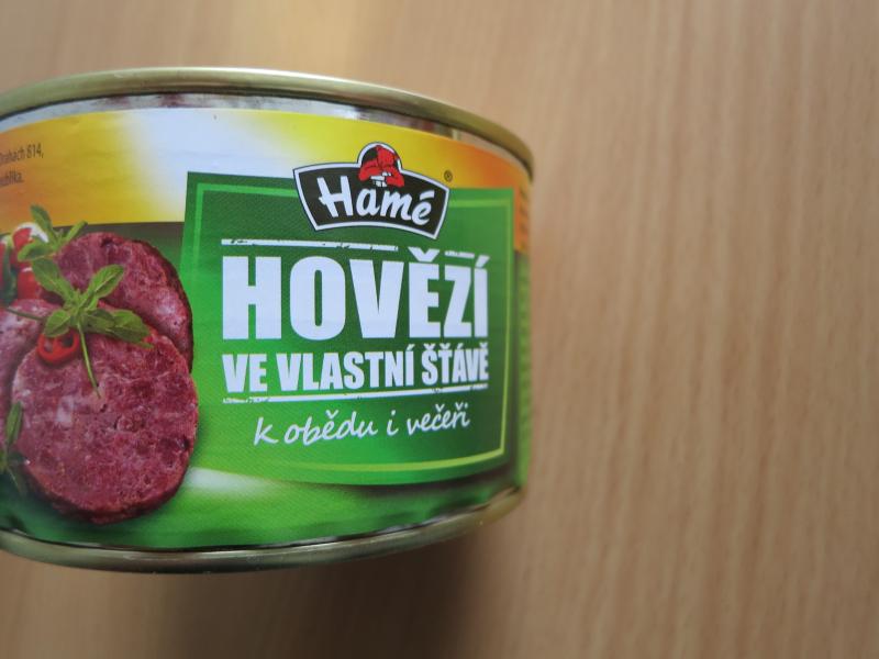 Hovězí maso ve vlastní šťávě obsahuje více tuku, než je uvedeno na obale výrobku. Výrobce: Hamé, Kunovice. Místo kontroly: Tesco, Mariánské Lázně