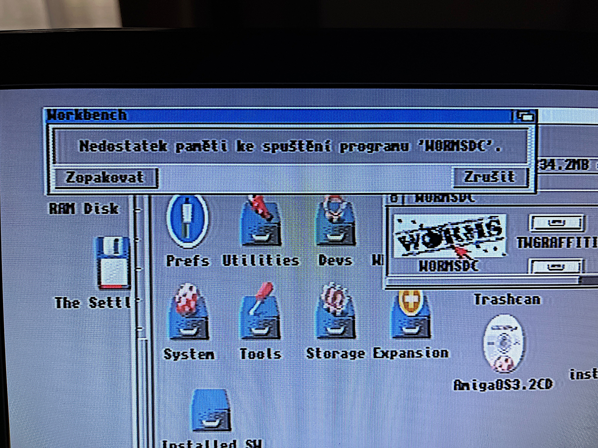 A již běžící AmigaOS 3.2, ofoceno z obrazovky. Aplikace nainstalovaná standardním způsobem (spuštěný SETUP z diskety), bohužel tato hláška provází pokus o spuštění prakticky čehokoli.