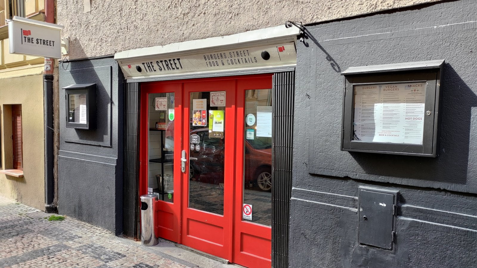 Bankomat sítě ATM Point v restauraci The Street Burgers, Konviktská 261/11, Praha 1. Restaurace přijímá jen hotovost. (01. 04. 2026)