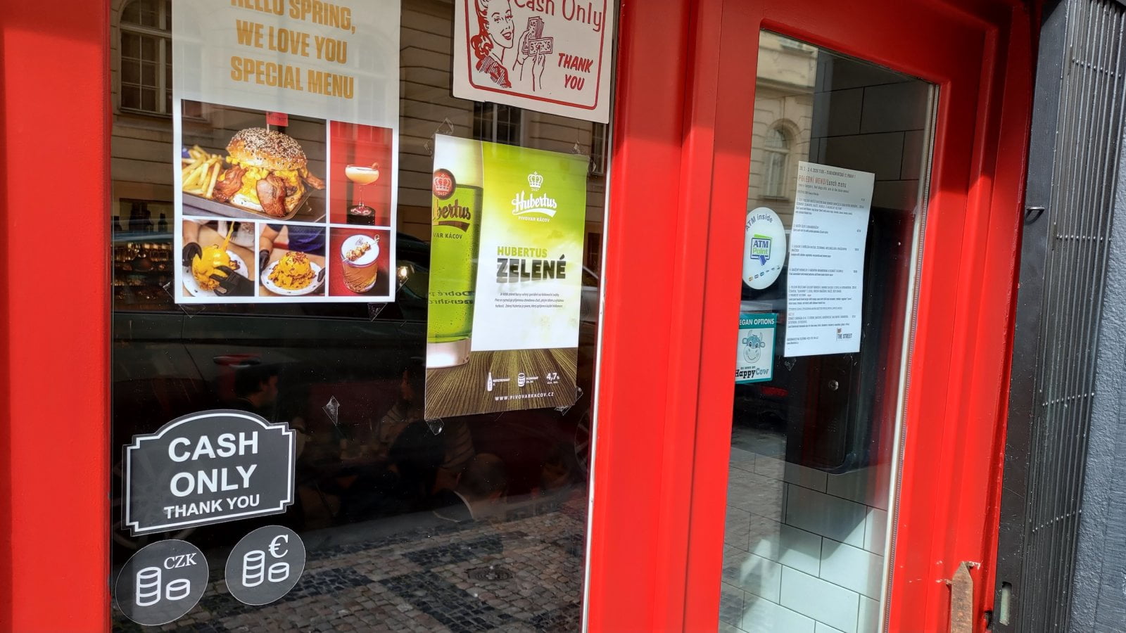 Bankomat sítě ATM Point v restauraci The Street Burgers, Konviktská 261/11, Praha 1. Restaurace přijímá jen hotovost. (01. 04. 2026)