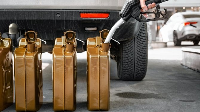 Ceny paliv rostou a čeští řidiči pragmaticky reagují. Kanystry s benzínem jdou na dračku