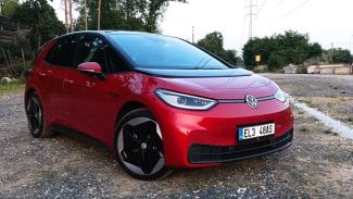 Náhledový obrázek - Stačilo pořádně zdražit naftu a lidé si elektromobily doslova zamilovali. Dokonce i ti, kteří kupují ojetiny