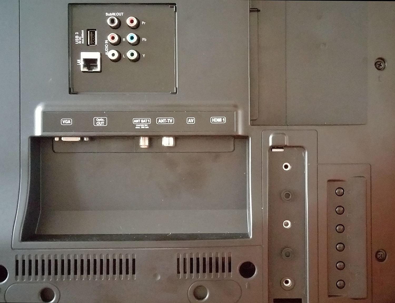 Vpravo dole si povšimněte ovládání a vlevo od něj i místa pro připevnění nožiček. Nad ním jsou pak boční rozhraní s dvojicí USB 3.0.