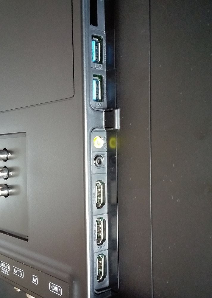 Na boku je i přepínatelný výstup na sluchátka a zcela nahoře mechanika PCMCIA (CI+) pro přístupovou kartu.