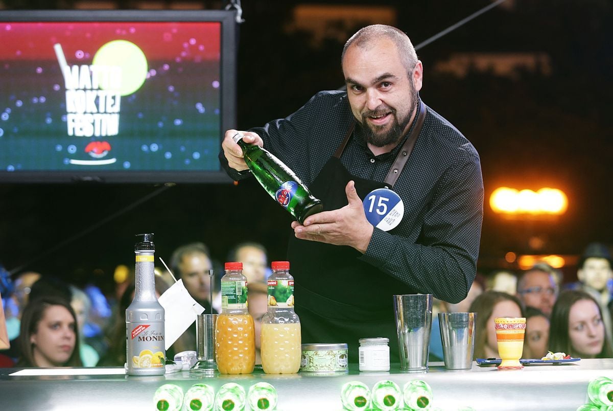 Pět finalistů namíchalo své koktejly v přímém přenosu. Achim Šipl získal nakonec druhé místo