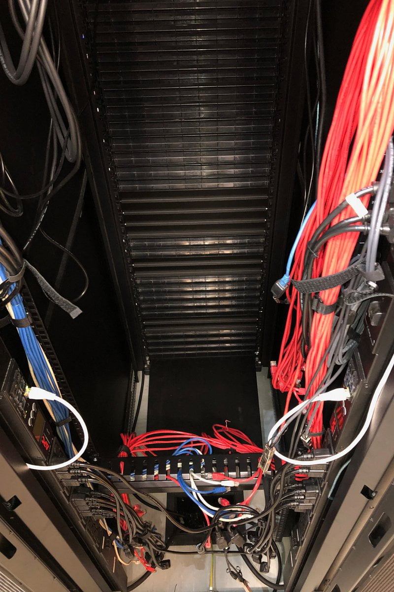 Pohled na vystěhovaný původní rack