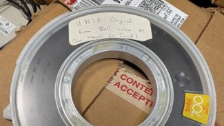 Historická páska obsahující Unix 4