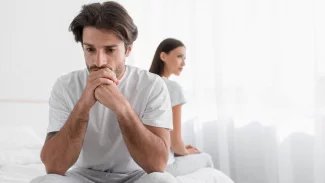 Náhledový obrázek - Poruchy erekce netrápí jen muže ve vyšším věku. Setkávají se s nimi i mladí lidé