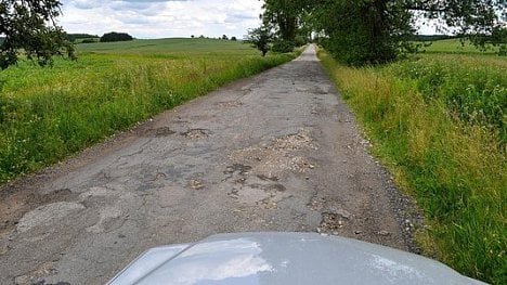 Náhledový obrázek - Cesta mezi rozvojové země: silnice v Česku jsou horší než v Gambii či Tádžikistánu