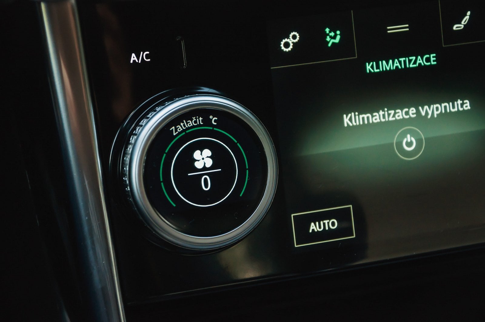 2019-09-Jaguar-XE-P300-AWD-14-of-24.jpg