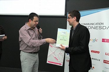Pavel Fidrmuc (iDNES.cz) přebírá z rukou Petra Koubského cenu za vítězství v kategorii Doprava.