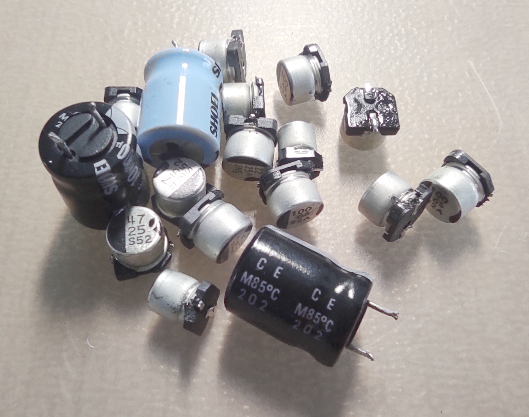 Hromádka původních kondenzátorů.