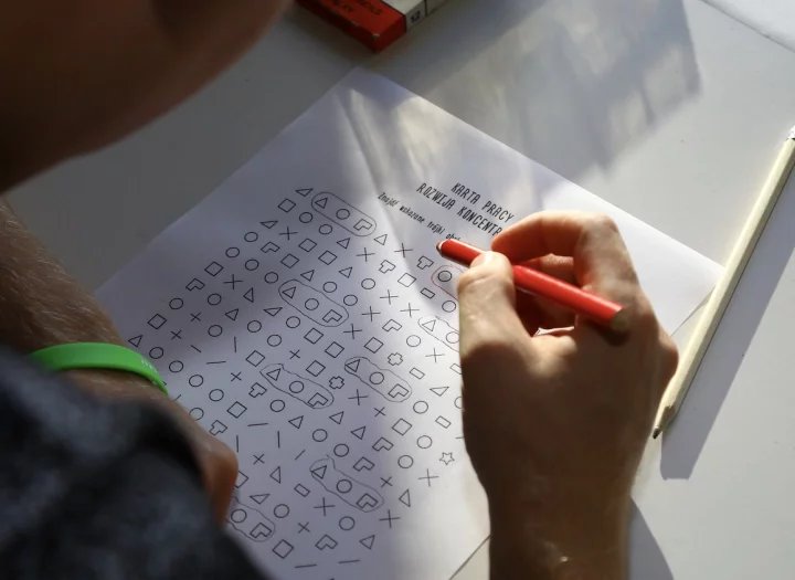 Ergoterapie čeká klienty každý den. V tomto případě jeden z nich hledal symboly v určitém pořadí, čímž trénoval jak postřeh, tak i funkci pravé ruky.
