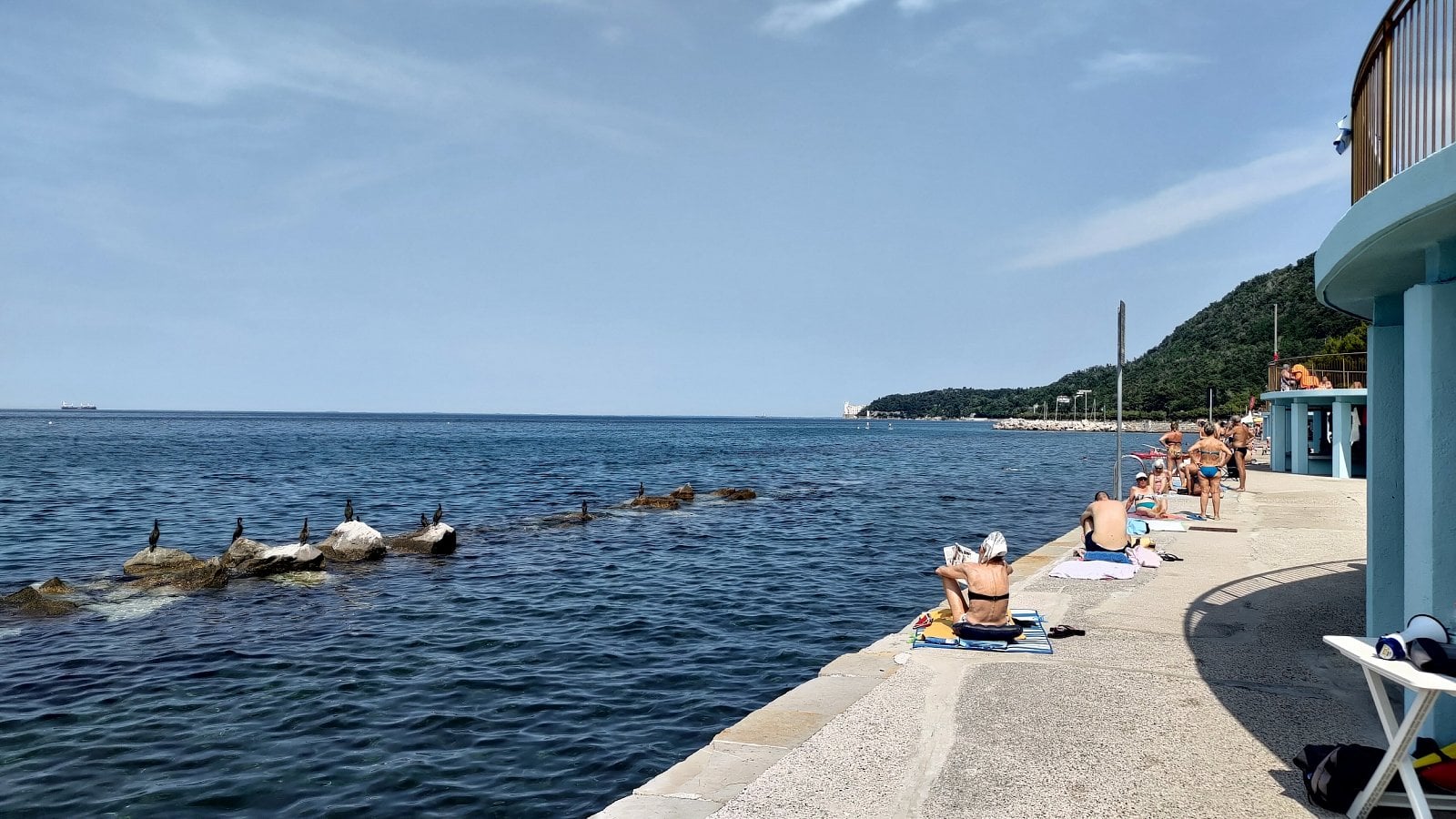 Ceny potravin a ukázky okolí. Promenáda Viale Miramare, Trieste, Itálie. (19. 6. 2023)