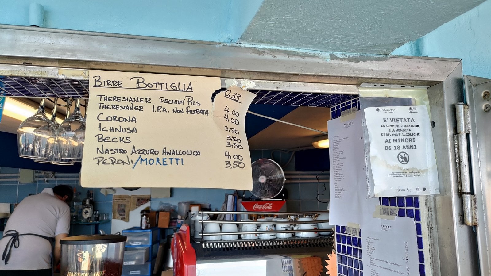 Ceny potravin a ukázky okolí. Promenáda Viale Miramare, Trieste, Itálie. (19. 6. 2023)