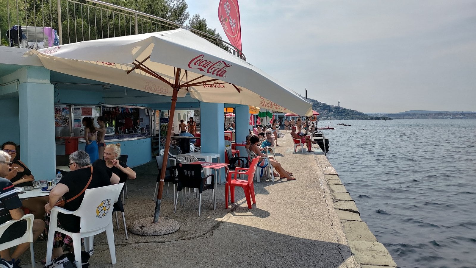 Ceny potravin a ukázky okolí. Promenáda Viale Miramare, Trieste, Itálie. (19. 6. 2023)