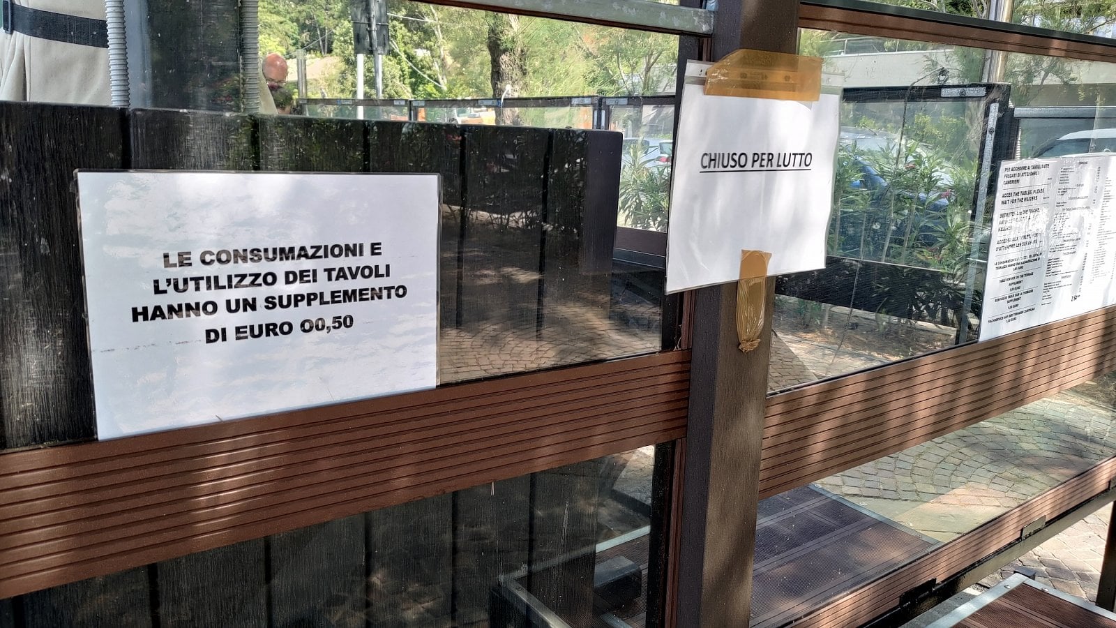 Ceny potravin a ukázky okolí. Promenáda Viale Miramare, Trieste, Itálie. (19. 6. 2023)
